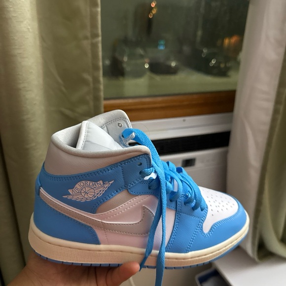 Jordan Air 1 Mid in Powder Blue and White - Picture 5 of 6